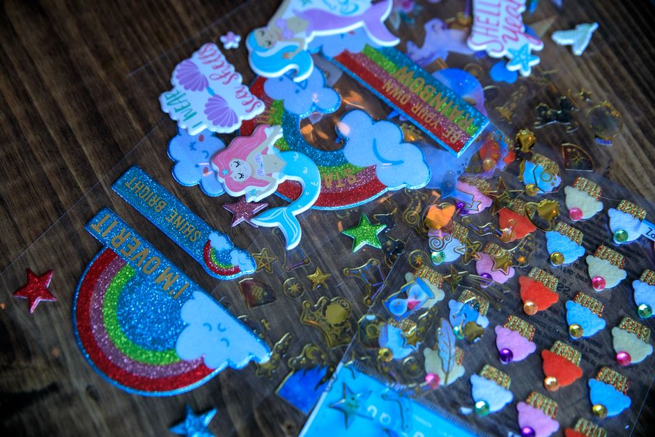 Matte vs Glossy Stickers: Which Is Better? (2024 Guide)(Diagram3)